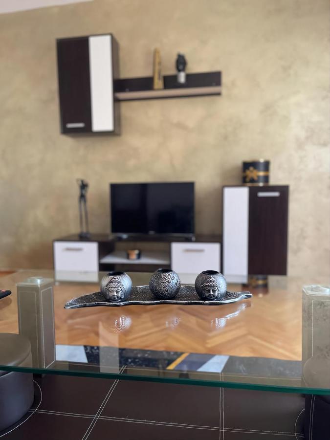 Carla'S Apartament Lägenhet Oradea Exteriör bild